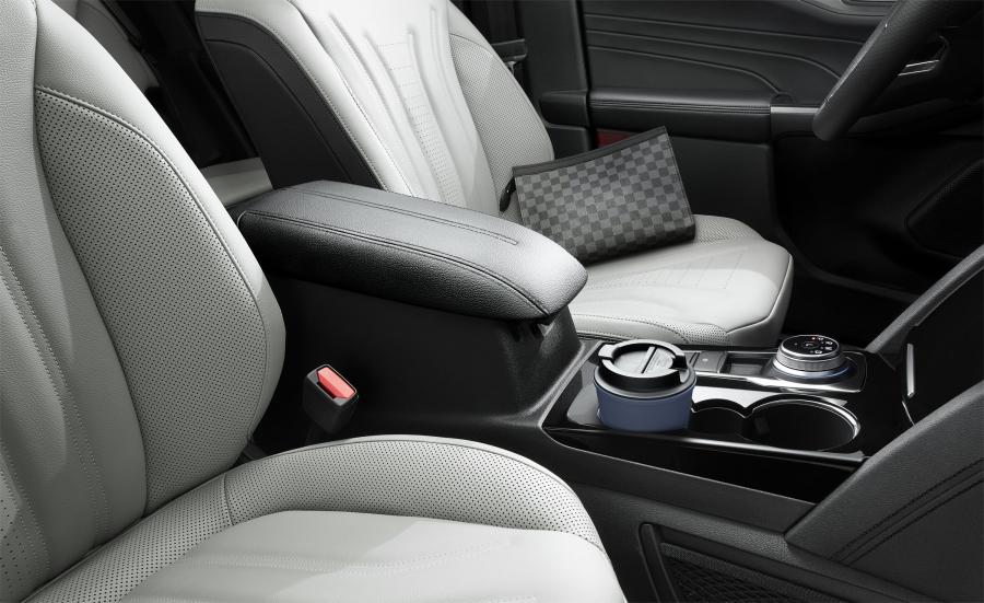 Интерьер Ford Escape Titanium 2019 года  (CN) (фото 16 из 28)